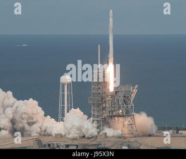 Die SpaceX Falcon 9, mit dem Dragon-Raumschiff an Bord, Raketenstarts von Pad 39A NASA·s Kennedy Space Center in Cape Canaveral, Florida, Samstag, 3. Juni 2017. Dragon ist fast 6.000 Pfund für Wissenschaftsforschung, Besatzung Lieferungen und Hardware auf der internationalen Raumstation ISS zur Unterstützung der Expedition 52 und 53 Besatzungsmitglieder tragen. Der drucklosen Stamm des Raumschiffs transportieren auch Sonnenkollektoren, Werkzeuge für Erdbeobachtung und Geräte Neutronensterne zu studieren. Diese werden den 100. Start und sechsten SpaceX starten von diesem Pad. Bisherigen Starts gehören 11 Apollo-Flüge Stockfoto