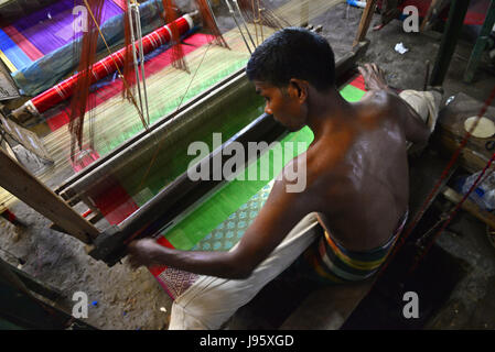 Dhaka, Bangladesch. 4. Juni 2017. Ein Bangladeshi Weber webt Benarasi Sari (Frau tragen) auf einem traditionellen hölzernen Hand Webstuhl in Mirpur in Dhaka, Bangladesch. Am 4. Juni 2017 hat Benarasi Sari eine alte Geschichte ab der Moghul-Reich im 16. Jahrhundert. Es ist bekannt, dass es von Benares, eine Stadt von Nordindien stammt. Benarasi Sari fand seinen Weg nach Bangladesch, wenn die Muslime von Benares in Bangladesch migriert. Bildnachweis: Mamunur Rashid/Alamy Live-Nachrichten Stockfoto