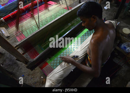 Dhaka, Bangladesch. 4. Juni 2017. Ein Bangladeshi Weber webt Benarasi Sari (Frau tragen) auf einem traditionellen hölzernen Hand Webstuhl in Mirpur in Dhaka, Bangladesch. Am 4. Juni 2017 hat Benarasi Sari eine alte Geschichte ab der Moghul-Reich im 16. Jahrhundert. Es ist bekannt, dass es von Benares, eine Stadt von Nordindien stammt. Benarasi Sari fand seinen Weg nach Bangladesch, wenn die Muslime von Benares in Bangladesch migriert. Bildnachweis: Mamunur Rashid/Alamy Live-Nachrichten Stockfoto