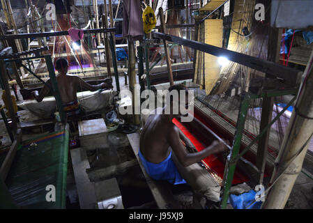 Dhaka, Bangladesch. 4. Juni 2017. Bangladeshi Weaver webt Benarasi Sari (Frau tragen) auf einem traditionellen hölzernen Hand Webstuhl in Mirpur in Dhaka, Bangladesch. Am 4. Juni 2017 hat Benarasi Sari eine alte Geschichte ab der Moghul-Reich im 16. Jahrhundert. Es ist bekannt, dass es von Benares, eine Stadt von Nordindien stammt. Benarasi Sari fand seinen Weg nach Bangladesch, wenn die Muslime von Benares in Bangladesch migriert. Bildnachweis: Mamunur Rashid/Alamy Live-Nachrichten Stockfoto