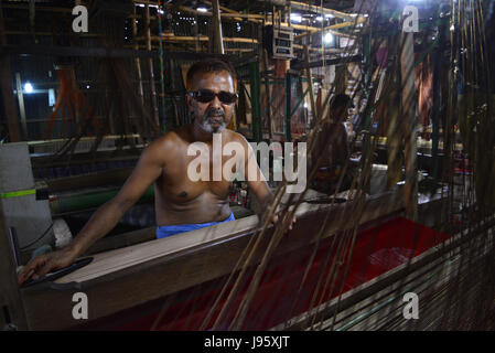 Dhaka, Bangladesch. 4. Juni 2017. Bangladeshi Weaver webt Benarasi Sari (Frau tragen) auf einem traditionellen hölzernen Hand Webstuhl in Mirpur in Dhaka, Bangladesch. Am 4. Juni 2017 hat Benarasi Sari eine alte Geschichte ab der Moghul-Reich im 16. Jahrhundert. Es ist bekannt, dass es von Benares, eine Stadt von Nordindien stammt. Benarasi Sari fand seinen Weg nach Bangladesch, wenn die Muslime von Benares in Bangladesch migriert. Bildnachweis: Mamunur Rashid/Alamy Live-Nachrichten Stockfoto