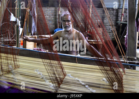 Dhaka, Bangladesch. 4. Juni 2017. Ein Bangladeshi Weber webt Benarasi Sari (Frau tragen) auf einem traditionellen hölzernen Hand Webstuhl in Mirpur in Dhaka, Bangladesch. Am 4. Juni 2017 hat Benarasi Sari eine alte Geschichte ab der Moghul-Reich im 16. Jahrhundert. Es ist bekannt, dass es von Benares, eine Stadt von Nordindien stammt. Benarasi Sari fand seinen Weg nach Bangladesch, wenn die Muslime von Benares in Bangladesch migriert. Bildnachweis: Mamunur Rashid/Alamy Live-Nachrichten Stockfoto