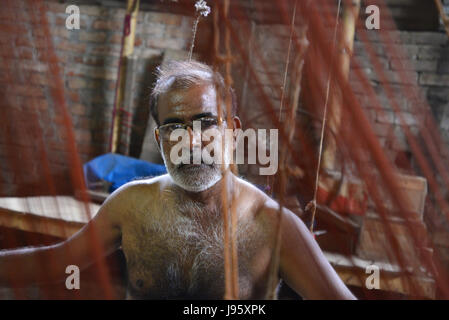 Dhaka, Bangladesch. 4. Juni 2017. Ein Bangladeshi Weber webt Benarasi Sari (Frau tragen) auf einem traditionellen hölzernen Hand Webstuhl in Mirpur in Dhaka, Bangladesch. Am 4. Juni 2017 hat Benarasi Sari eine alte Geschichte ab der Moghul-Reich im 16. Jahrhundert. Es ist bekannt, dass es von Benares, eine Stadt von Nordindien stammt. Benarasi Sari fand seinen Weg nach Bangladesch, wenn die Muslime von Benares in Bangladesch migriert. Bildnachweis: Mamunur Rashid/Alamy Live-Nachrichten Stockfoto