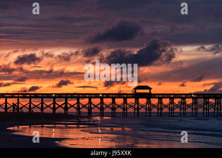 South Carolina, USA. 5. Juni 2017. Tagesanbruch über den Folly Beach Pier an einem bewölkten Morgen 5. Juni 2017 in Folly Beach, South Carolina. Folly Beach ist eine schrullige Strandgemeinde außerhalb Charleston Einheimischen als Edge of America bekannt. Bildnachweis: Planetpix/Alamy Live-Nachrichten Stockfoto