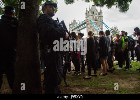 London, UK. 5. Juni 2017. Bewaffnete Polizisten Stand Wache bei Mahnwache in Potters Fields Park in London am 5. Juni 2017 zum Gedenken an die Opfer von Terror-Anschlag auf London Bridge und Borough Market, der am 3. Juni sieben Menschen getötet. Bildnachweis: Thabo Jaiyesimi/Alamy Live-Nachrichten Stockfoto