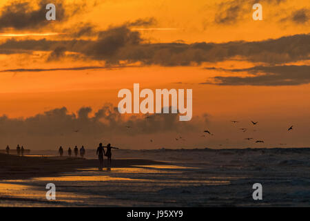 South Carolina, USA. 5. Juni 2017. Tagesanbruch an einem bewölkten Morgen 5. Juni 2017 in Folly Beach, South Carolina. Folly Beach ist eine schrullige Strandgemeinde außerhalb Charleston Einheimischen als Edge of America bekannt. Bildnachweis: Planetpix/Alamy Live-Nachrichten Stockfoto