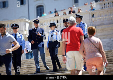 Rom, Italien. 5. Juni 2017. Chinesische und italienische Polizisten patrouillieren am Piazza di Spagna, Rom, Italien, am 5. Juni 2017. Eine polizeiliche Gemeinschaftsprojekt zwischen China und Italien präsentierte sich Montag in Roms historischen Piazza di Spagna. Eine Gruppe von 10 uniformierte chinesische Offiziere wird viel befahrenen touristischen Gebieten in Rom, Florenz, Neapel und Mailand gemeinsam mit ihren italienischen Kollegen für die nächsten 20 Tage Patrouillen werden. Bildnachweis: Jin Yu/Xinhua/Alamy Live-Nachrichten Stockfoto