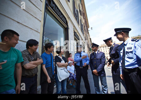 Rom, Italien. 5. Juni 2017. Chinesische Polizisten und italienischen Polizisten sprechen mit Touristen zur Piazza di Spagna, Rom, Italien, am 5. Juni 2017. Eine polizeiliche Gemeinschaftsprojekt zwischen China und Italien präsentierte sich Montag in Roms historischen Piazza di Spagna. Eine Gruppe von 10 uniformierte chinesische Offiziere wird viel befahrenen touristischen Gebieten in Rom, Florenz, Neapel und Mailand gemeinsam mit ihren italienischen Kollegen für die nächsten 20 Tage Patrouillen werden. Bildnachweis: Jin Yu/Xinhua/Alamy Live-Nachrichten Stockfoto