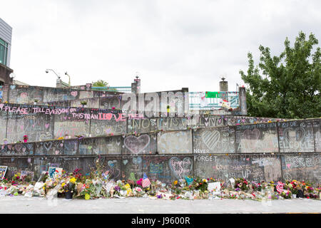 Portland, Vereinigte Staaten von Amerika. 4. Juni 2017. Portland, Oregon: Schrein für die gefallenen Helden der tödlichen Messerstecherei in einem MAX Light Rail-Zug am 26. Mai 2017. Ein Mann tödlich zwei Menschen erstochen und ein Dritter, verletzt, nachdem er konfrontiert wurde, denn schreien anti-muslimische Rasse an zwei Mädchen im Teenageralter in Hollywood/NE Bögen 42. Ave Transit Center. Hunderte von Blumen-Bouquets und Botschaften der Hoffnung hinterließen in der Woche seit dem Anschlag für die Opfer. Bildnachweis: Paul Gordon/Alamy Live-Nachrichten Stockfoto