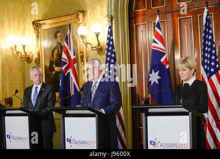 Sydney, Australien. 5. Juni 2017. US Secretary Of State Rex Tillerson, Center, US-Verteidigungsminister Jim Mattis und australischer Außenminister Julie Bishop, Recht, während einer gemeinsamen Pressekonferenz am NSW Regierungshaus am Ende der Australia–U.S. ministeriellen Konsultationen bekannt als AUSMIN 5. Juni 2017 in Sydney, Australien. Bildnachweis: Planetpix/Alamy Live-Nachrichten Stockfoto