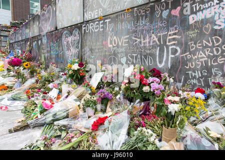 Portland, Vereinigte Staaten von Amerika. 4. Juni 2017. Portland, Oregon: Schrein für die gefallenen Helden der tödlichen Messerstecherei in einem MAX Light Rail-Zug am 26. Mai 2017. Ein Mann tödlich zwei Menschen erstochen und ein Dritter, verletzt, nachdem er konfrontiert wurde, denn schreien anti-muslimische Rasse an zwei Mädchen im Teenageralter in Hollywood/NE Bögen 42. Ave Transit Center. Hunderte von Blumen-Bouquets und Botschaften der Hoffnung hinterließen in der Woche seit dem Anschlag für die Opfer. Bildnachweis: Paul Gordon/Alamy Live-Nachrichten Stockfoto