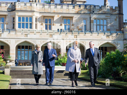 Sydney, Australien. 5. Juni 2017. USA und Australien Minister machen Sie einen Spaziergang durch die Gärten von New South Wales Government House während der Australia–U.S. ministeriellen Konsultationen bekannt als AUSMIN am 5. Juni 2017 in Sydney, Australien. Minister von links nach rechts sind: australische Außenminister Julie Bischof, US Staatssekretär Rex Tillerson, australische Verteidigung-Minister Marise Payne und US-Verteidigungsminister Jim Mattis. Bildnachweis: Planetpix/Alamy Live-Nachrichten Stockfoto