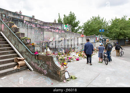 Portland, Vereinigte Staaten von Amerika. 4. Juni 2017. Portland, Oregon: Besucher am Schrein für die gefallenen Helden der tödlichen Messerstecherei in einem MAX Light Rail-Zug am 26. Mai 2017. Ein Mann tödlich zwei Menschen erstochen und ein Dritter, verletzt, nachdem er konfrontiert wurde, denn schreien anti-muslimische Rasse an zwei Mädchen im Teenageralter in Hollywood/NE Bögen 42. Ave Transit Center. Hunderte von Blumen-Bouquets und Botschaften der Hoffnung hinterließen in der Woche seit dem Anschlag für die Opfer. Bildnachweis: Paul Gordon/Alamy Live-Nachrichten Stockfoto