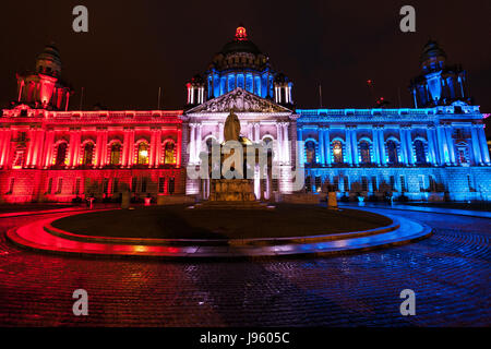 Belfast, Nordirland. 5. Juni 2017. 5. Juni 2017. Der Belfast City Hall leuchtet rot, weiß und blau In Erinnerung an die Opfer der London Terroranschlag Credit: Bonzo/Alamy Live News Stockfoto