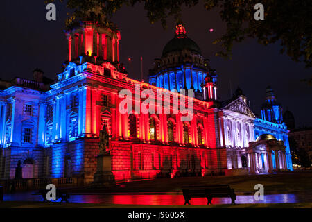 Belfast, Nordirland. 5. Juni 2017. 5. Juni 2017. Der Belfast City Hall leuchtet rot, weiß und blau In Erinnerung an die Opfer der London Terroranschlag Credit: Bonzo/Alamy Live News Stockfoto