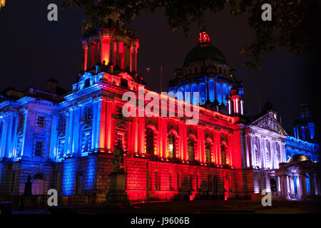 Belfast, Nordirland. 5. Juni 2017. 5. Juni 2017. Der Belfast City Hall leuchtet rot, weiß und blau In Erinnerung an die Opfer der London Terroranschlag Credit: Bonzo/Alamy Live News Stockfoto