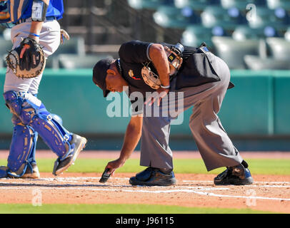 25. Mai 2017 - Home-Plate Schiedsrichter Robert Holloway während des regulären Spiels in Southland Conference NCAA Baseball-Turnier zwischen New Orleans und Stephen F Austin von Constellation Feld in Sugar Land, Texas. : Kredit Maria Lysaker/Cal Sport Bildmedien Stockfoto