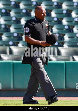 25. Mai 2017 - Home-Plate Schiedsrichter Robert Holloway während des regulären Spiels in Southland Conference NCAA Baseball-Turnier zwischen New Orleans und Stephen F Austin von Constellation Feld in Sugar Land, Texas. : Kredit Maria Lysaker/Cal Sport Bildmedien Stockfoto