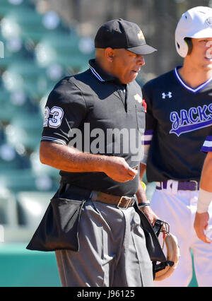 25. Mai 2017 - Home-Plate Schiedsrichter Robert Holloway während des regulären Spiels in Southland Conference NCAA Baseball-Turnier zwischen New Orleans und Stephen F Austin von Constellation Feld in Sugar Land, Texas. : Kredit Maria Lysaker/Cal Sport Bildmedien Stockfoto