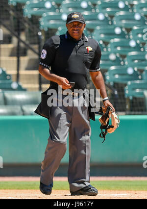 25. Mai 2017 - Home-Plate Schiedsrichter Robert Holloway während des regulären Spiels in Southland Conference NCAA Baseball-Turnier zwischen New Orleans und Stephen F Austin von Constellation Feld in Sugar Land, Texas. : Kredit Maria Lysaker/Cal Sport Bildmedien Stockfoto