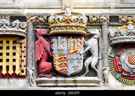 Canterbury, Kent, UK. Christchurch-Tor (Eingang zur Kathedrale) in Buttermarkt (Quadrat) Stockfoto