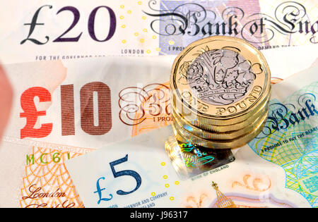 Britische Währung: neue Bimetalic Pfund Münzen (2017) £2 Münzen und Banknoten Stockfoto