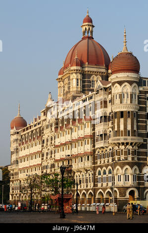 MUMBAI, Indien - 26. März 2010: Menschen auf dem Platz vor dem Hotel Taj Mahal in Mumbaju Stockfoto