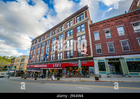 Gebäude entlang der Main Street in der Innenstadt von Brattleboro, Vermont. Stockfoto