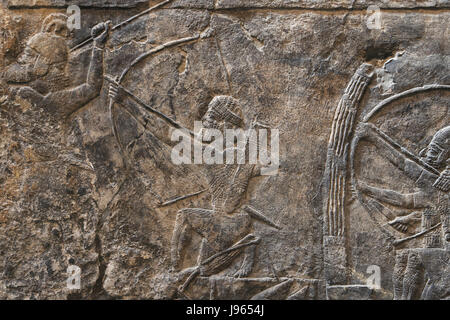 Angriff auf die Stadt - Alammu. Assyrische, 700-692 v. Chr.. Süd-West. Zimmer XIV. Bogenschützen. Ninive. Irak. Irak. British Museum. London. Stockfoto