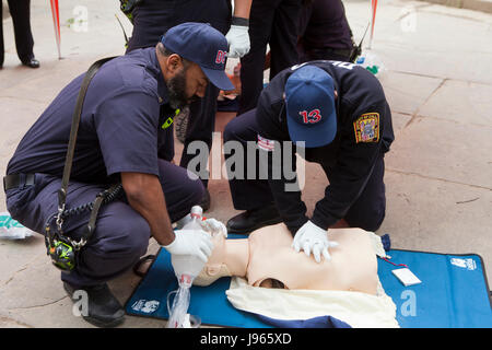 Feuer und EMS Techniker (EMT, Sanitäter) der HLW auf CPR Manikin (HLW-Schulungen) - Washington, DC, USA Stockfoto