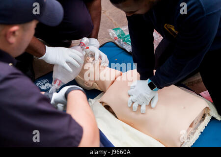 Feuer und EMS Techniker (EMT, Sanitäter) der HLW auf CPR Manikin (HLW-Schulungen) - Washington, DC, USA Stockfoto