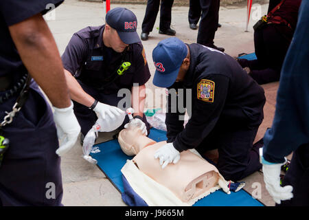 Feuer und EMS Techniker (EMT, Sanitäter) der HLW auf CPR Manikin (HLW-Schulungen) - Washington, DC, USA Stockfoto