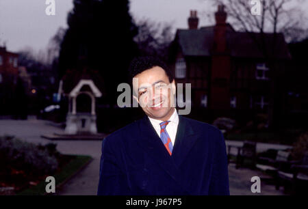 Paul Boateng in Wembley, Brent vor der Wahl. Paul Yaw Boateng, Baron Boateng (geb. 14. Juni 1951) ist ein britischen Labour-Partei und Politiker, Mitglied des Parlaments (MP) für Brent South von 1987 bis 2005 war, immer Großbritanniens erste mixed-Rennen Cabinet Minister im Mai 2002, als er als Chief Secretary an das Finanzministerium ernannt wurde. Nach seinem Ausscheiden aus dem House Of Commons diente er als britischer Hochkommissar für Südafrika von März 2005 bis Mai 2009. Am 1. Juli 2010 wurde er als Mitglied des House Of Lords eingeführt. Name: Datum: Veranstaltung: Ort: Stockfoto