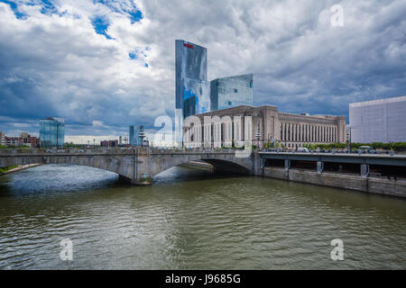 Die Market Street Bridge und Gebäude entlang des Schuylkill River in Philadelphia, Pennsylvania. Stockfoto