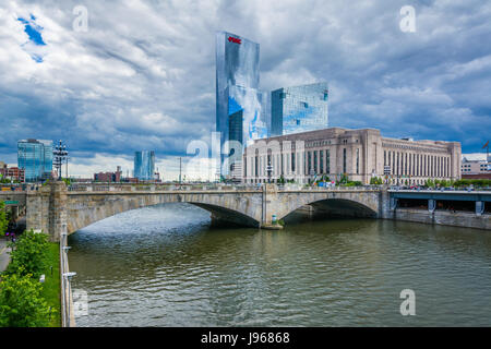 Die Market Street Bridge und Gebäude entlang des Schuylkill River in Philadelphia, Pennsylvania. Stockfoto