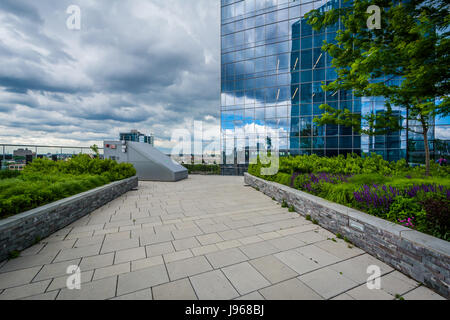 Gehweg und Gärten auf dem Cira Green in Philadelphia, Pennsylvania. Stockfoto
