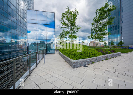 Gehweg und modernes Gebäude auf dem Cira Green in Philadelphia, Pennsylvania. Stockfoto