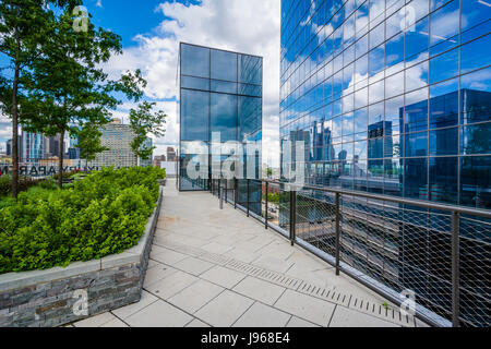 Gehweg und modernes Gebäude auf dem Cira Green in Philadelphia, Pennsylvania. Stockfoto