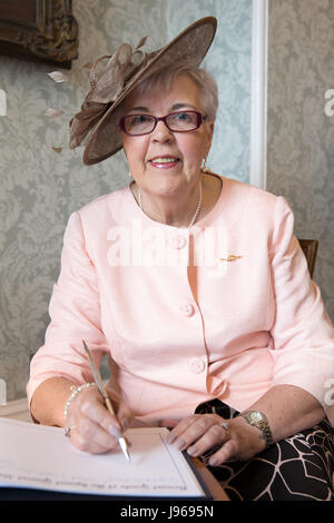 Cllr Anne Underwood abgebildet, kurz bevor er Birmingham Oberbürgermeister Stockfoto