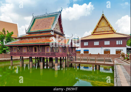 Ho Trai - eine Bibliothek, die buddhistischen Schriften (Tripitaka oder Pali-Kanon) befindet sich am Tempel Wat Mahathat, Yasothon, Thailand Häuser Stockfoto