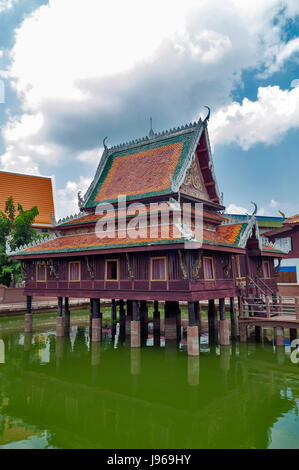 Ho Trai - eine Bibliothek, die buddhistischen Schriften (Tripitaka oder Pali-Kanon) befindet sich am Tempel Wat Mahathat, Yasothon, Thailand Häuser Stockfoto