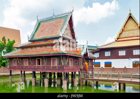 Ho Trai - eine Bibliothek, die buddhistischen Schriften (Tripitaka oder Pali-Kanon) befindet sich am Tempel Wat Mahathat, Yasothon, Thailand Häuser Stockfoto