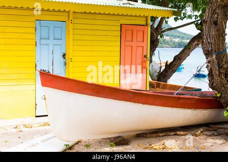 Farbigen Holz-Haus am Strand gelb Orange mit kleinen Boot Stockfoto