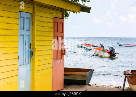 Farbigen Holz-Haus am Strand gelb Orange mit kleinen Boot Stockfoto