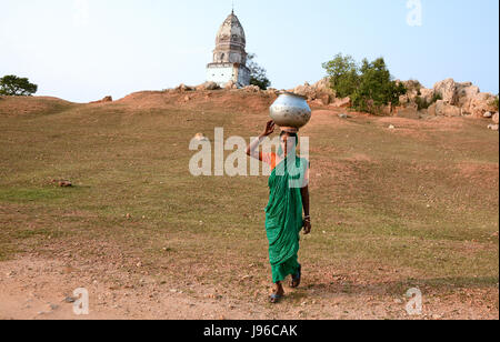 Das ländliche Leben Stil - Tribal Frau, die pipkin für das Sammeln von Wasser in einer abgelegenen Gegend in West Bengalen in Indien. Stockfoto