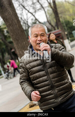 Man singt in einem öffentlichen Park, Xi ' an, Provinz Shaanxi, China Stockfoto