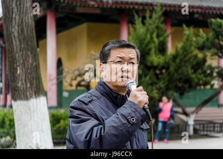 Man singt in einem öffentlichen Park, Xi ' an, Provinz Shaanxi, China Stockfoto