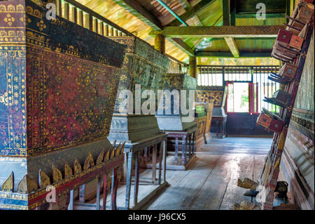 Vergoldete hölzerne Kisten mit Pali Manuskripte ausgestellt in Tripitaka Bibliothek im Tempel Wat Mahathat, Yasothon, Thailand Stockfoto