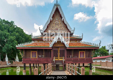 Ho Trai - eine Bibliothek, die buddhistischen Schriften (Tripitaka oder Pali-Kanon) befindet sich am Tempel Wat Mahathat, Yasothon, Thailand Häuser Stockfoto