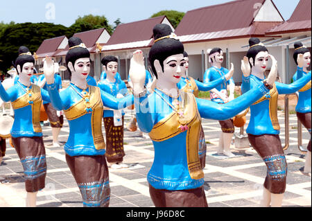 Statuen von Frauen Tänzer in der Prozession der Boon Bang Fai (Bambus-Rakete) Festival im Phaya Thaen öffentlichen Park in Yasothon, Thailand Stockfoto